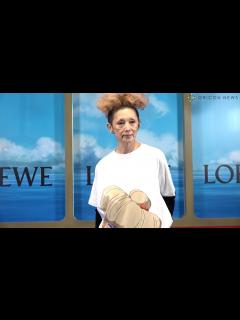 [x]夏木マリ、『千と千尋の神隠し』シャツでカッコよすぎる撮影 ロエベ ジャパン『千と千尋の神隠し』ポップアップストア フォトコール - YouTube