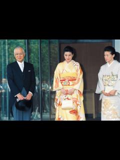 [x]1993年、結納に当たる納采（のうさい）の儀を終え天皇、皇后両陛下と皇太子さまにあいさつの後、皇居・宮殿を出る小和田雅子さんと両親の恒さん ...