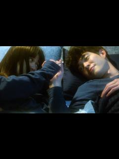 [x]宮沢氷魚×小西桜子、手をつなぎ眠りにつくドキドキのシーン／映画『はざまに生きる、春』本編映像 - YouTube