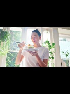 [x]冨永愛、パスタを思いっきり頬張る！“食”へのこだわりも明かす 「ZENB ヌードル」TVCM『食べよう、思いっきり。』篇 - YouTube