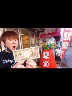 [x]【24時間営業】駄菓子屋で1万円で奇跡が起きた【現代版駄菓子屋の自販機】府中駅から徒歩10分 くじ・ガチャ大当たり！地球グミも！！ - YouTube