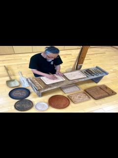 [x]二風谷イタができるまで。51年間二風谷イタを作ってきた73歳のアイヌの伝統工芸職人。 - YouTube