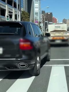 [x]タクシーが客下ろしの為に駐停車禁止の交差点内に緊急停車したのを避けようとした車両を妨害して割り込ませないように進路妨害する撮影車は免許返納やろ ...