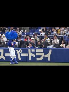 [x]ドアラ「あの人寝てる…？」→目を開けたら目の前にドアラがいたお姉さんの反応（笑） (2023/04/22) - YouTube